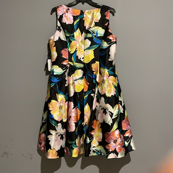 Adrianna Papell
Plus Size Mikado Floral Print Notch Scoop Neck Sleeveless Dress - Picture 3 of 8